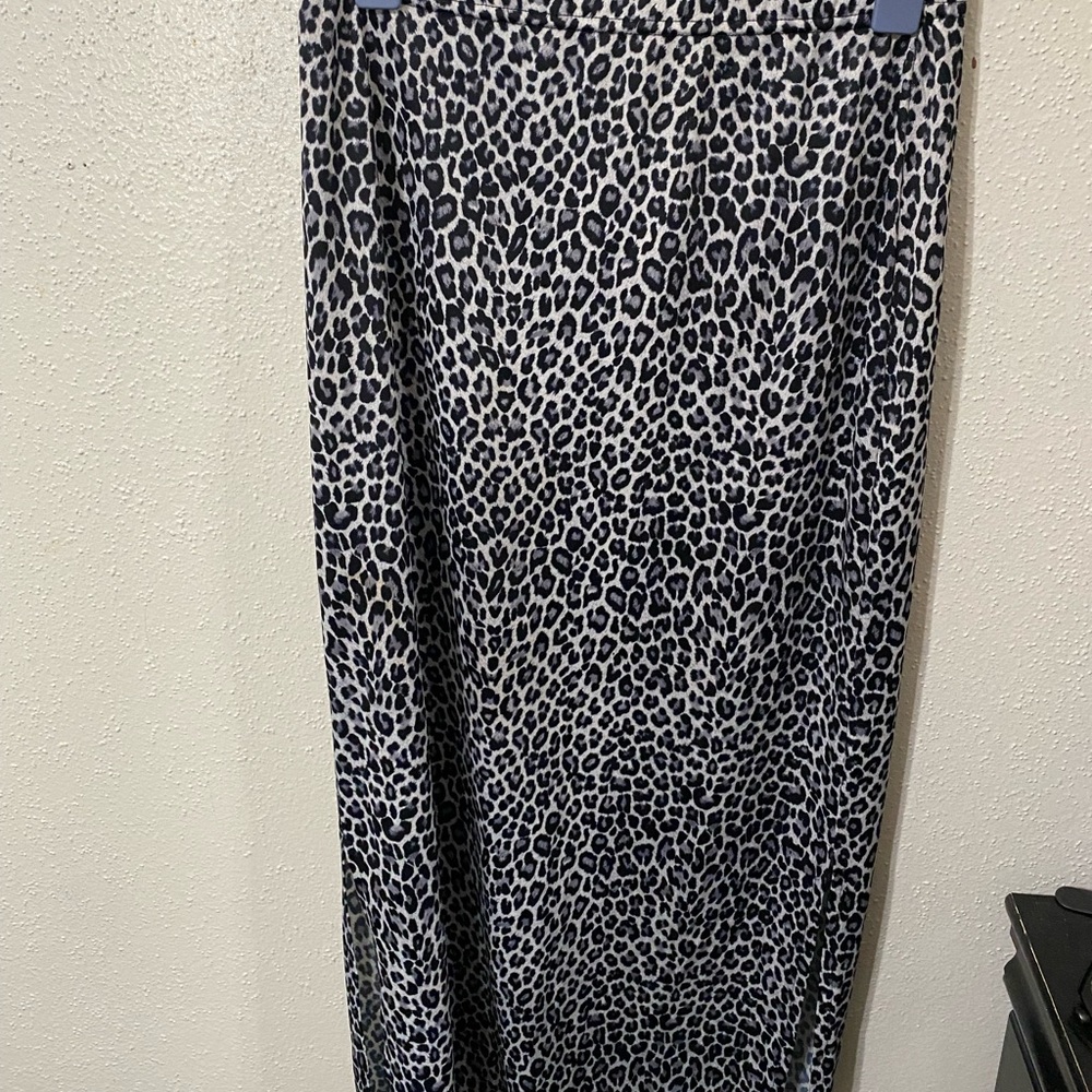 Color: Blue leopard print skirt
Size: Large